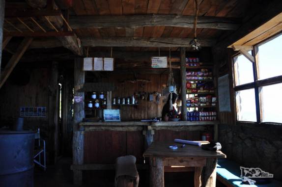 Interior do refúgio do Cerro Piltriquitrón, em El Bolsón, na Argentina